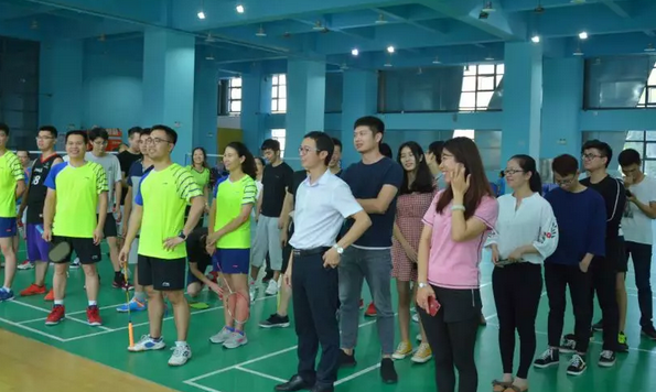 Z6尊龙凯时2018羽毛球赛圆满进行